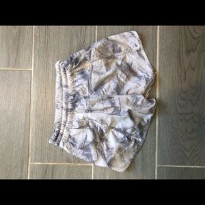Lululemon Tracker Short V LR size 4 white & gray